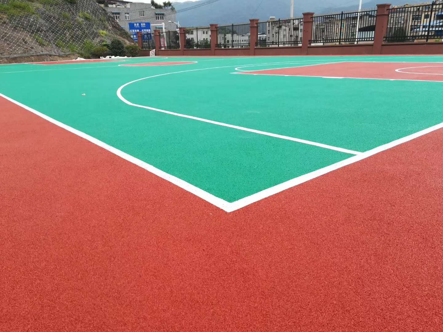 <b>球场塑胶跑道</b>